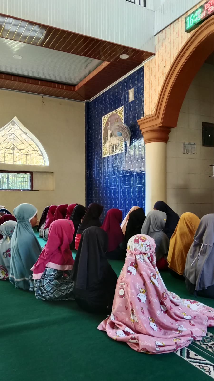 Libur Kuliah, Dua Saudari Kembar Memilih Mengabdi di Pondok Pesantren