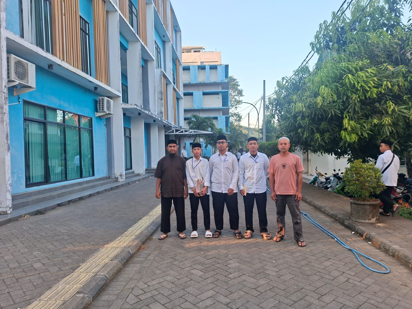Antar Lima Mahasiswa Baru dari Aceh ke IAI STIBA Makassar, Mudir Daarut Tibyaan Titip Harapan untuk Kader Dakwah Serambi Mekkah